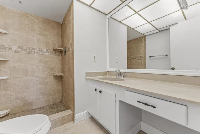 Unit 208 photo 22