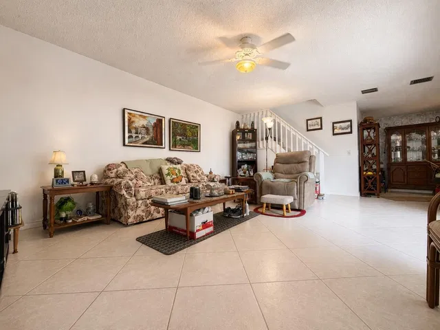 Unit 28 photo 4