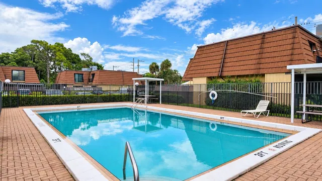 Unit 28 photo 18