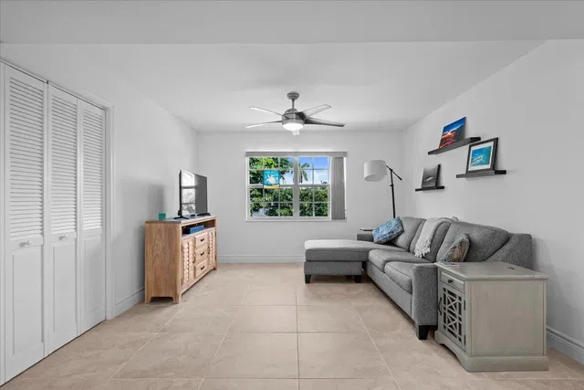 Unit 249 photo 9