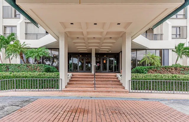 Palm Beach House Unit 203 photo 3