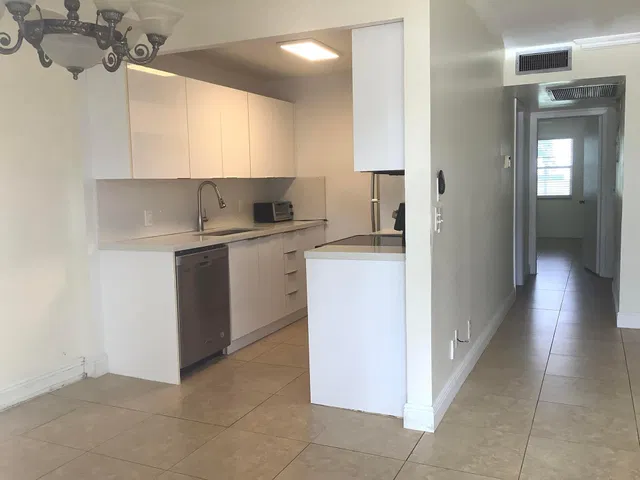 Unit 1045 photo 2
