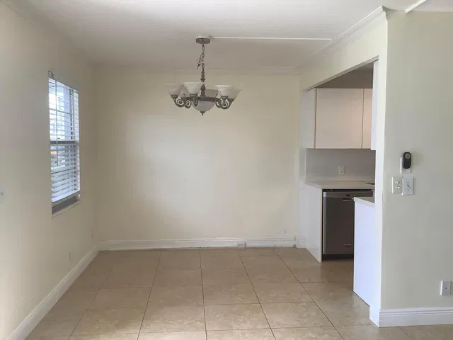 Unit 1045 photo 5