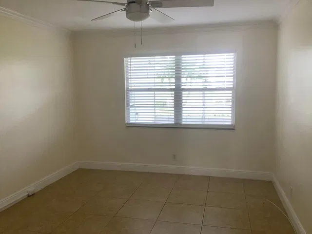 Unit 1045 photo 8