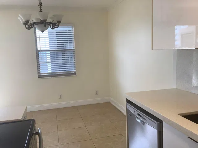 Unit 1045 photo 9