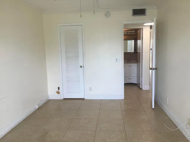 Unit 1045 photo 10
