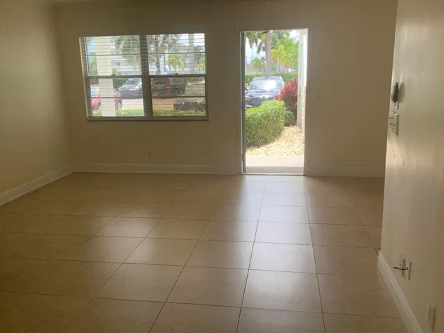 Unit 1045 photo 12