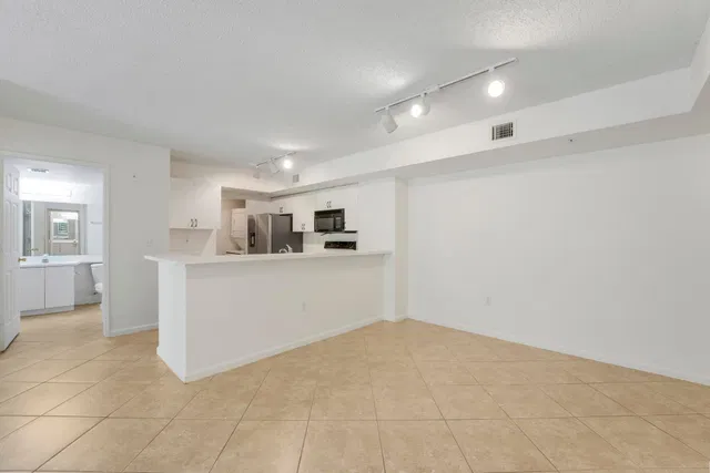 Unit 8106 photo 2