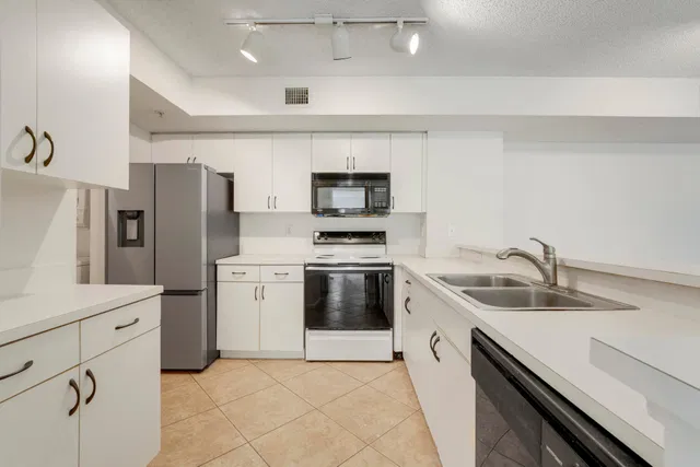 Unit 8106 photo 3
