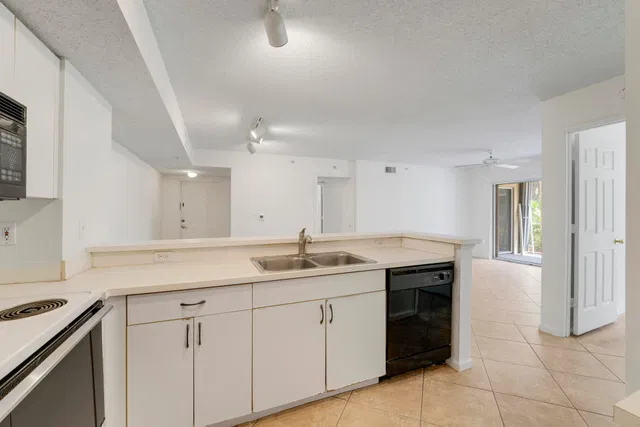 Unit 8106 photo 5