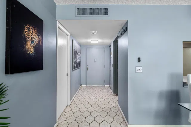 Unit 339 photo 3