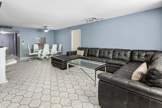 Unit 339 photo 11