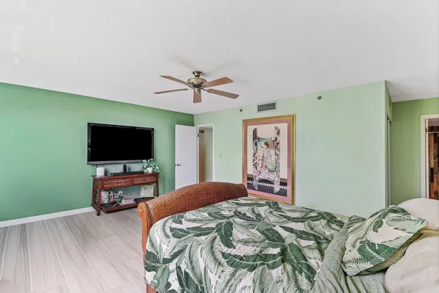 Unit 401 photo 14
