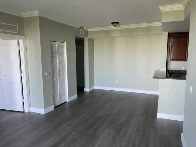 Unit 1603 photo 2
