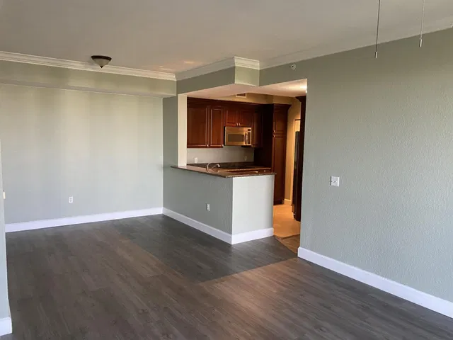 Unit 1603 photo 3