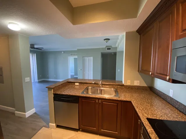 Unit 1603 photo 8