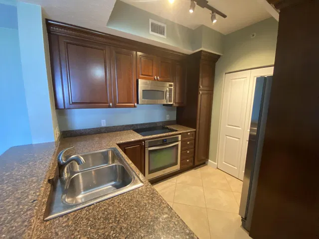 Unit 1603 photo 9