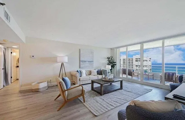 Unit 1605 photo 3