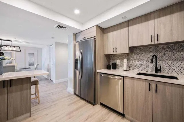 Unit 1605 photo 7