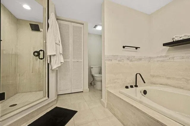 Unit 1605 photo 16