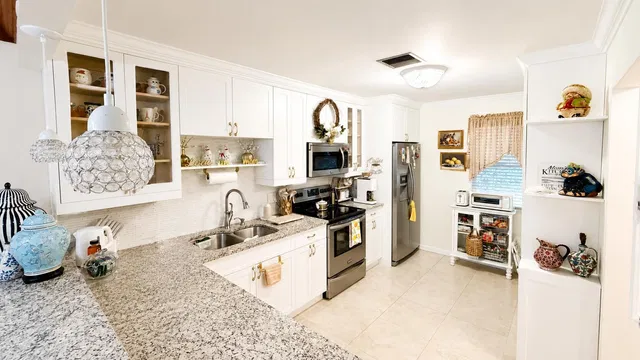 Unit 101 photo 4
