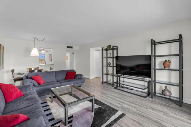 Unit 403 photo 17
