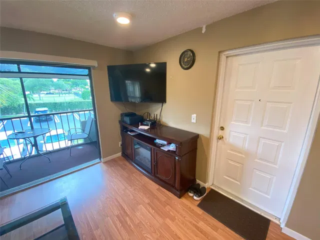 Unit B2 photo 3