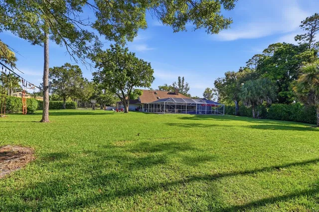 Pinewood Residence photo 9