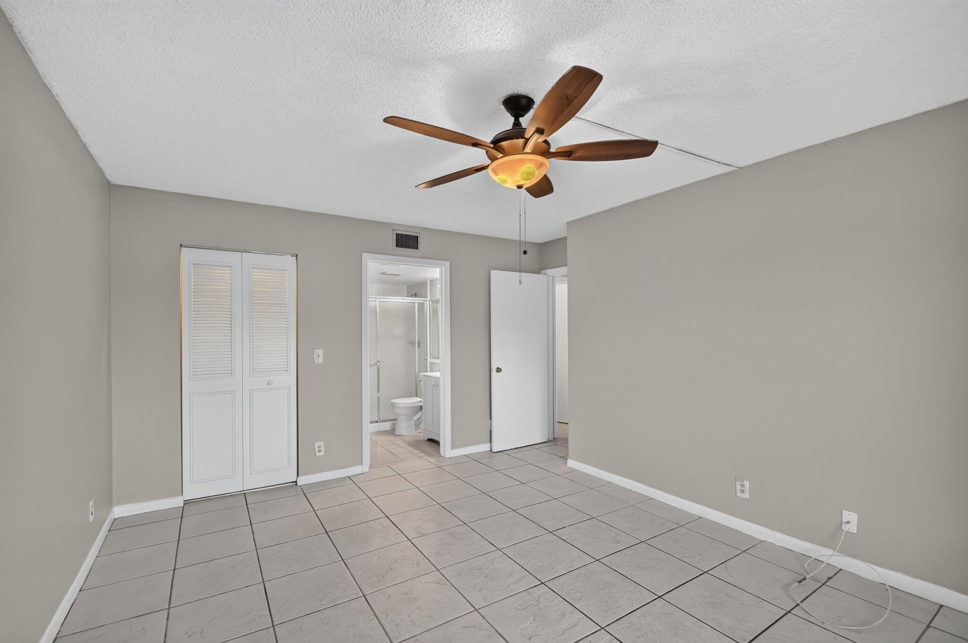 Unit C1 photo 23