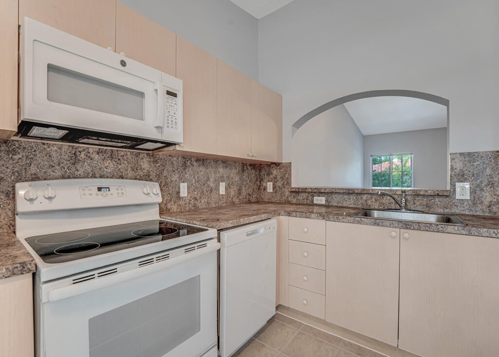 Unit 204 photo 11