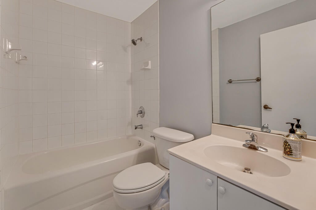 Unit 204 photo 20