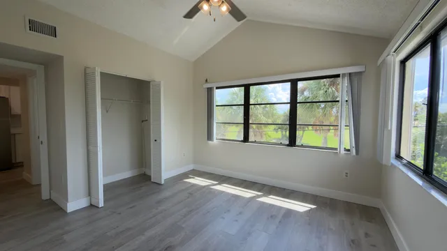 Unit 60 photo 11