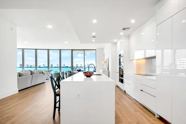 Nautilus 220 Unit 502 photo 9