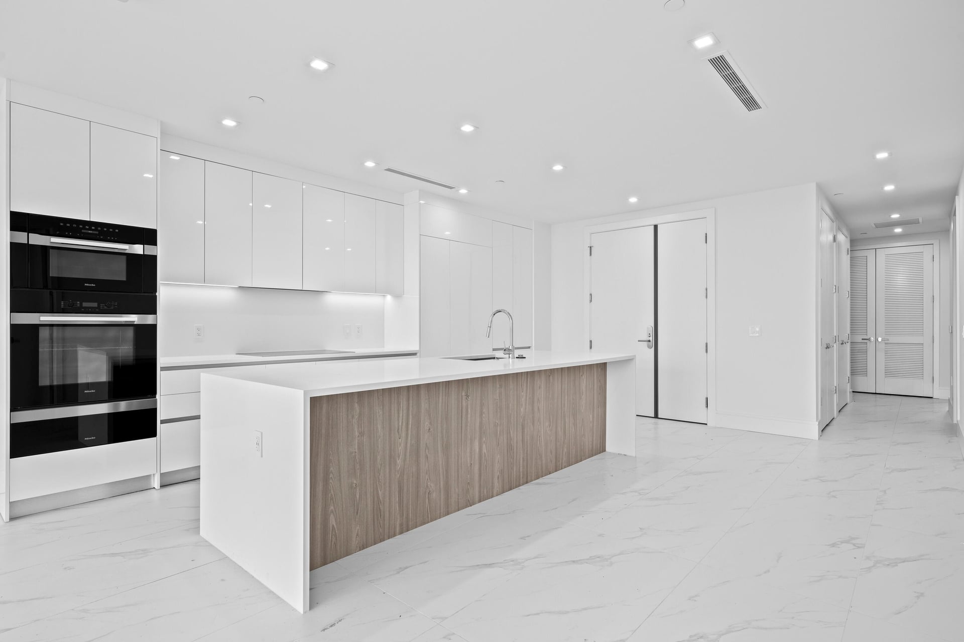 Nautilus 220 Unit 1608 photo 3