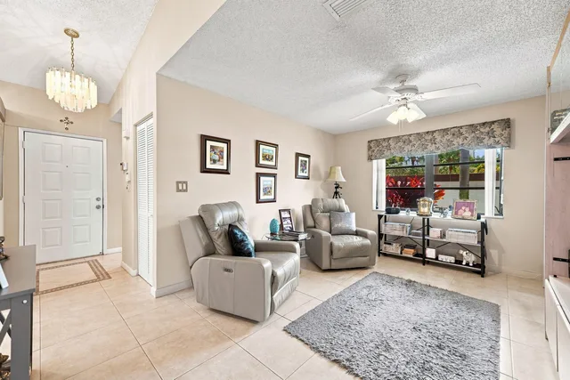  Residence photo 8