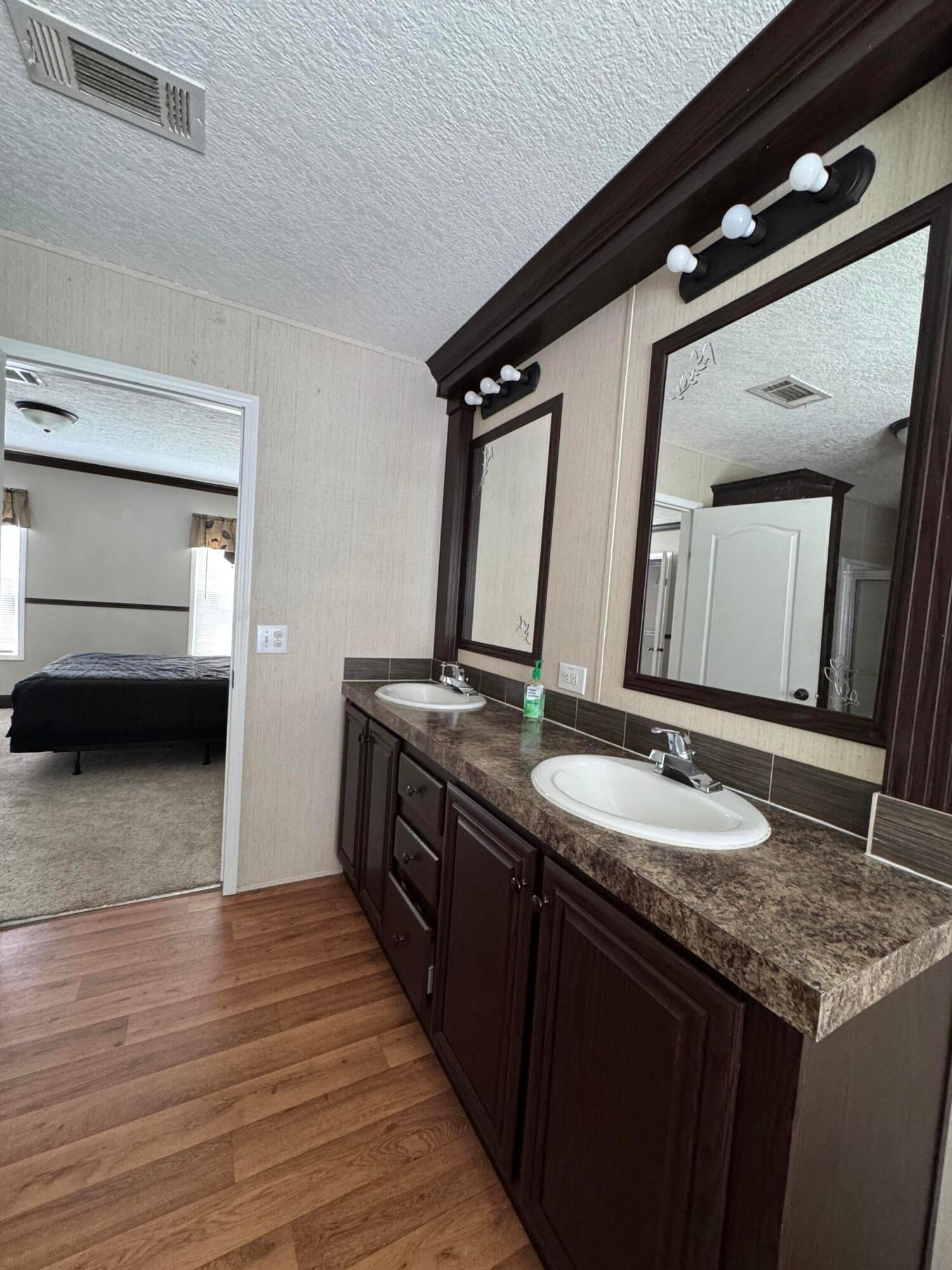 Unit 441 photo 8