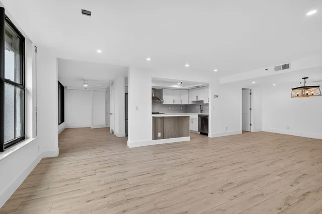  Unit 319 photo 6
