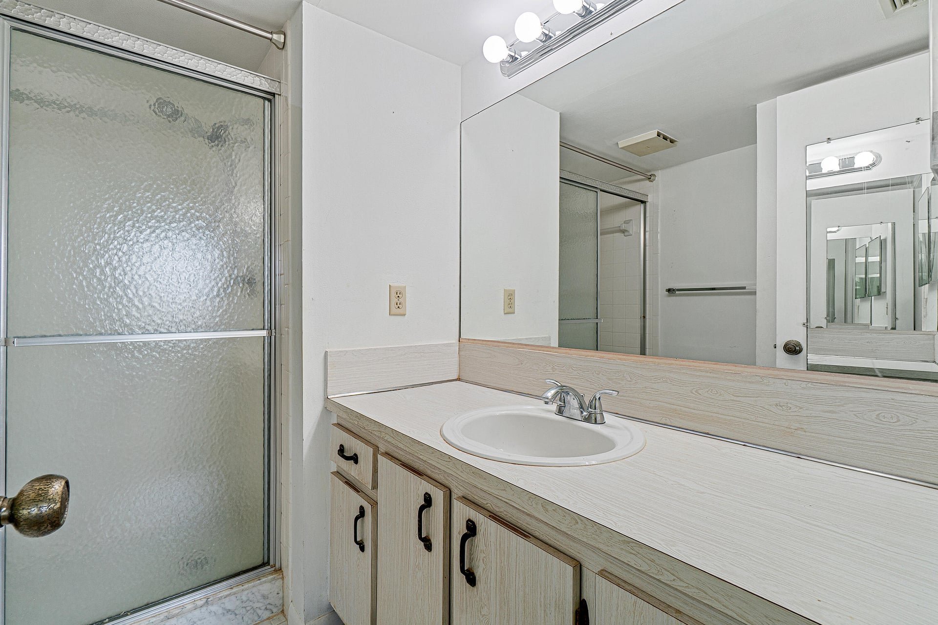 Unit 303 photo 14