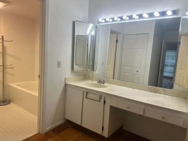 Unit 36J photo 13