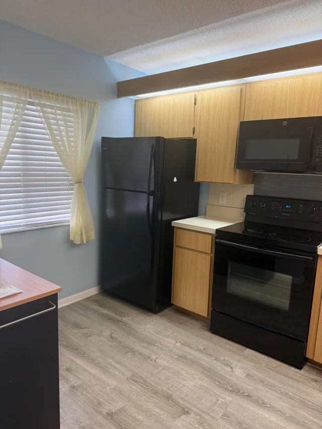  Unit 402 photo 4
