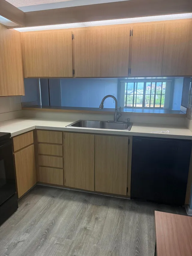  Unit 402 photo 5