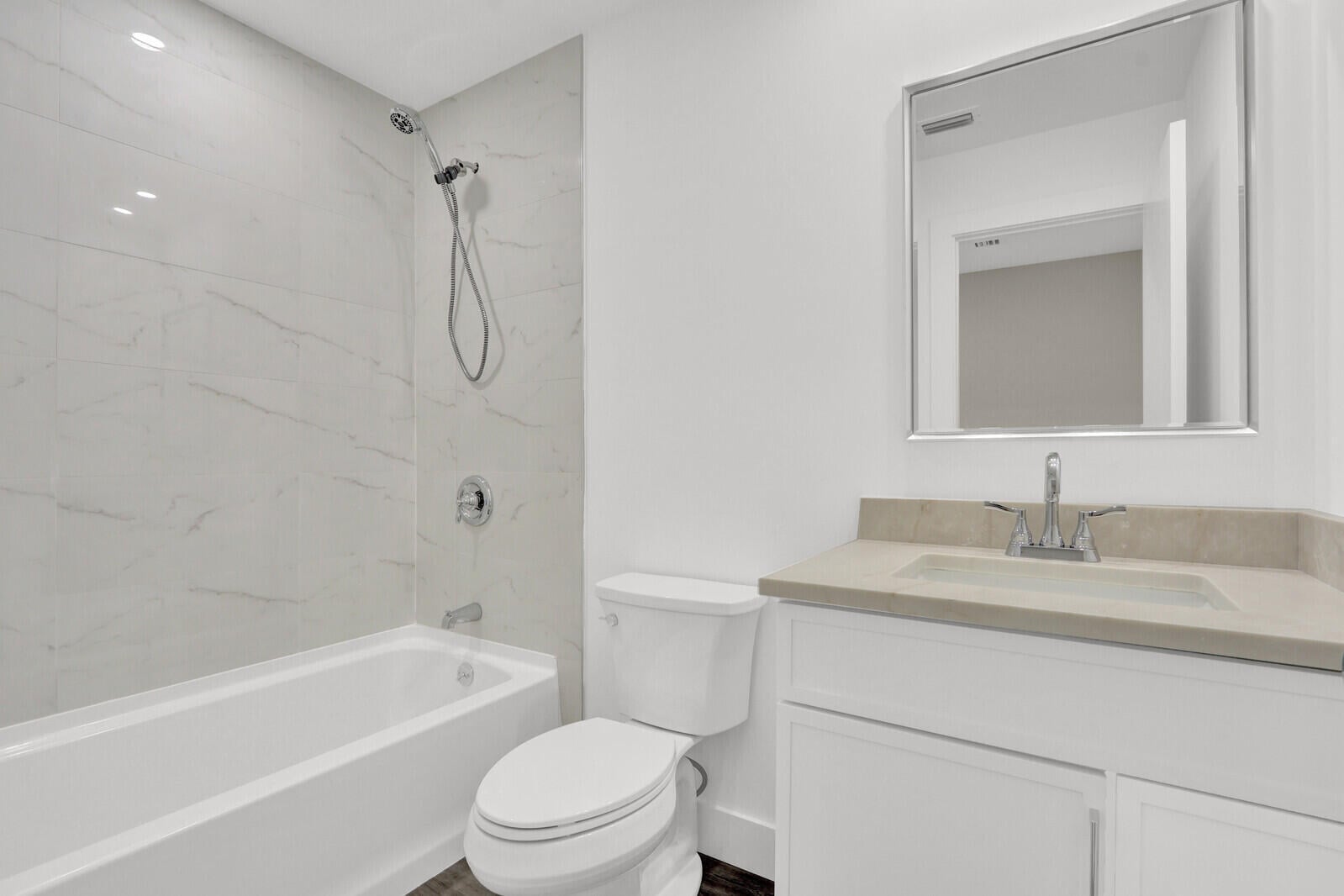 Unit E photo 19