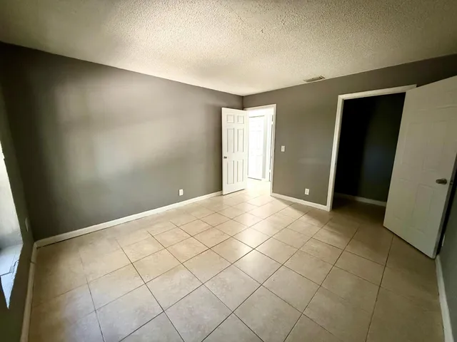  Unit Unit B photo 6