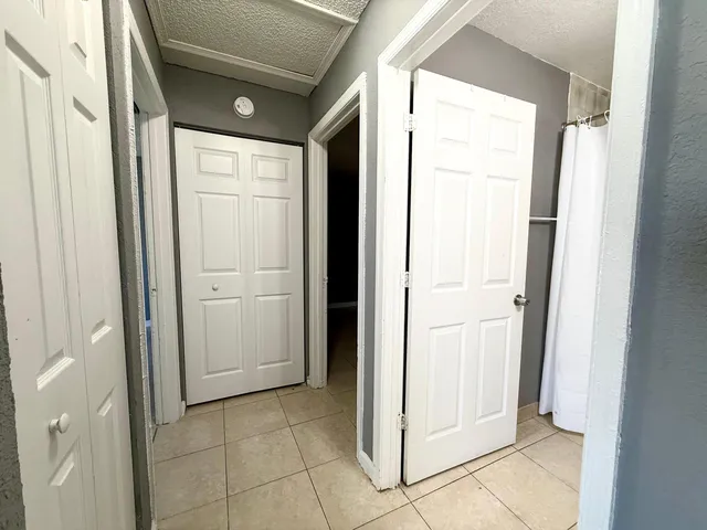  Unit Unit B photo 9