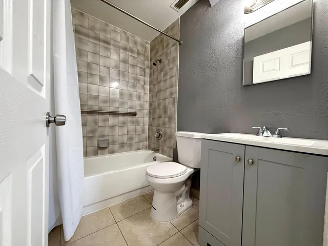  Unit Unit B photo 11