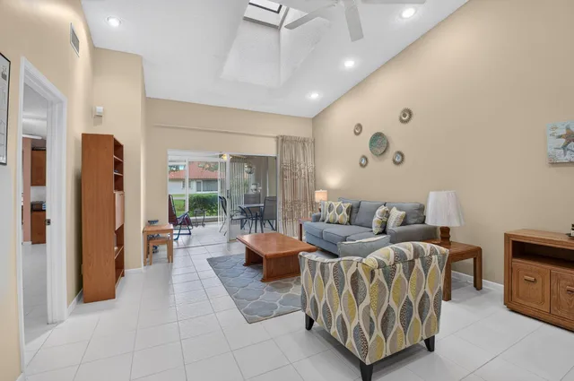  Residence photo 8
