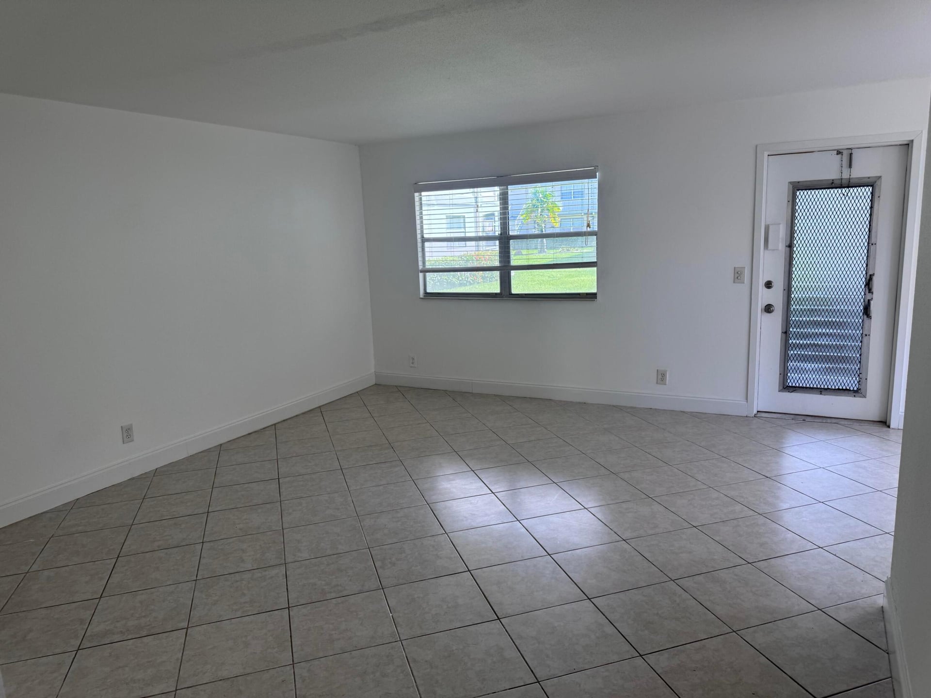 Unit 484 photo 3