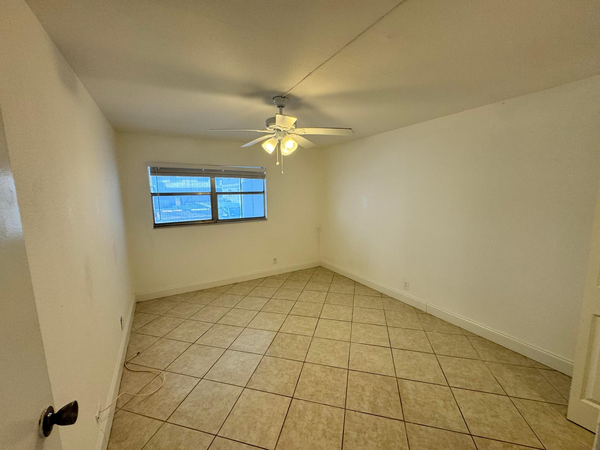 Unit 484 photo 8