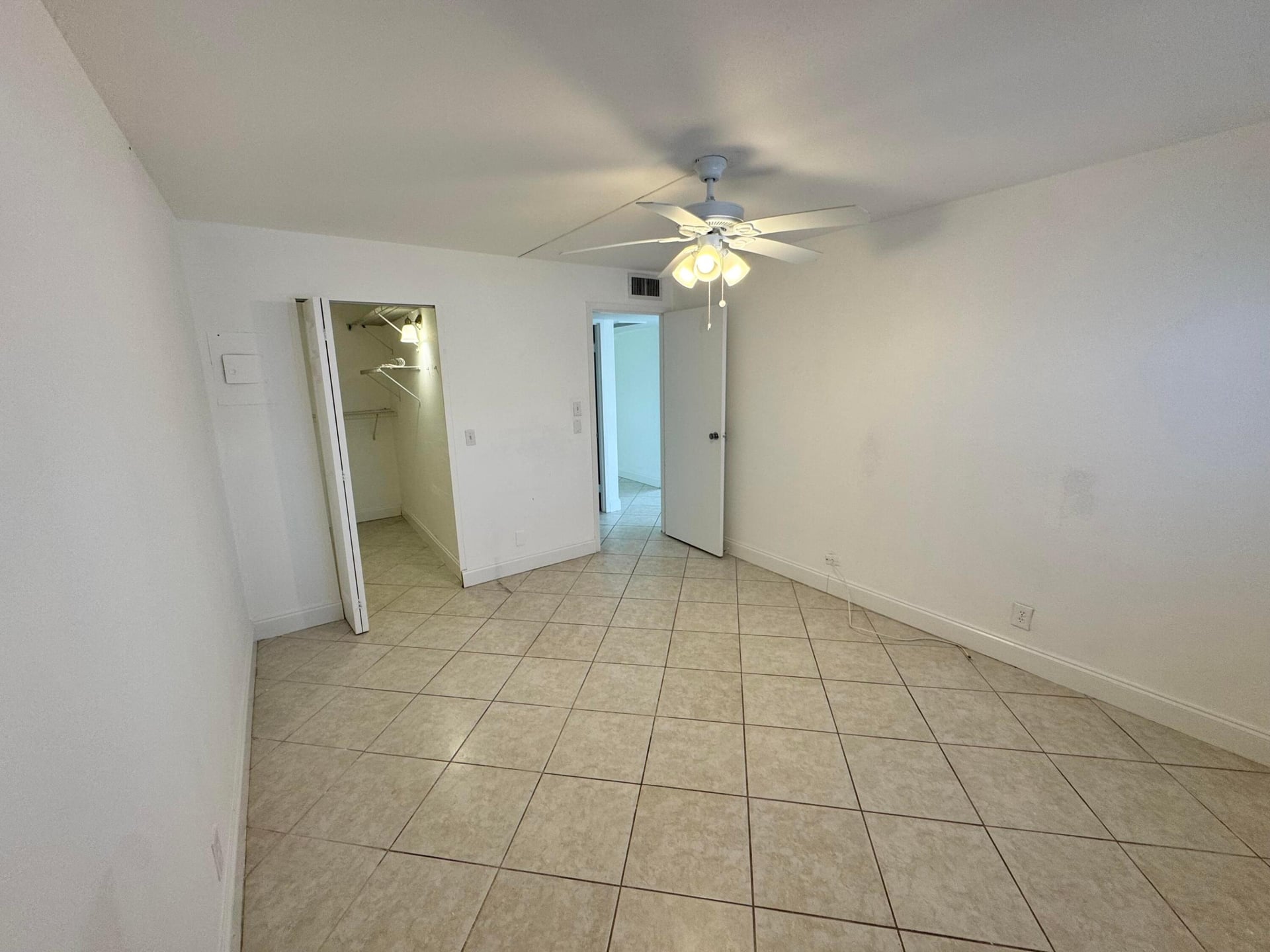 Unit 484 photo 11