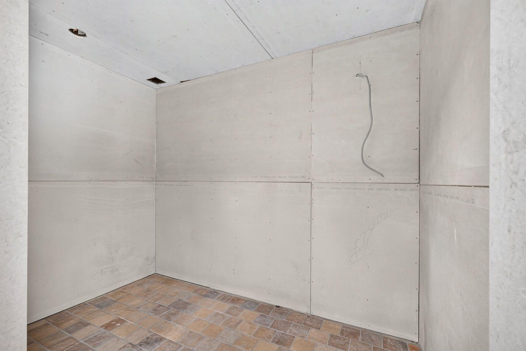 Unit 1 photo 23